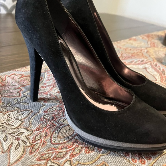 Black/Gray Suede Pumps - Picture 5 of 8